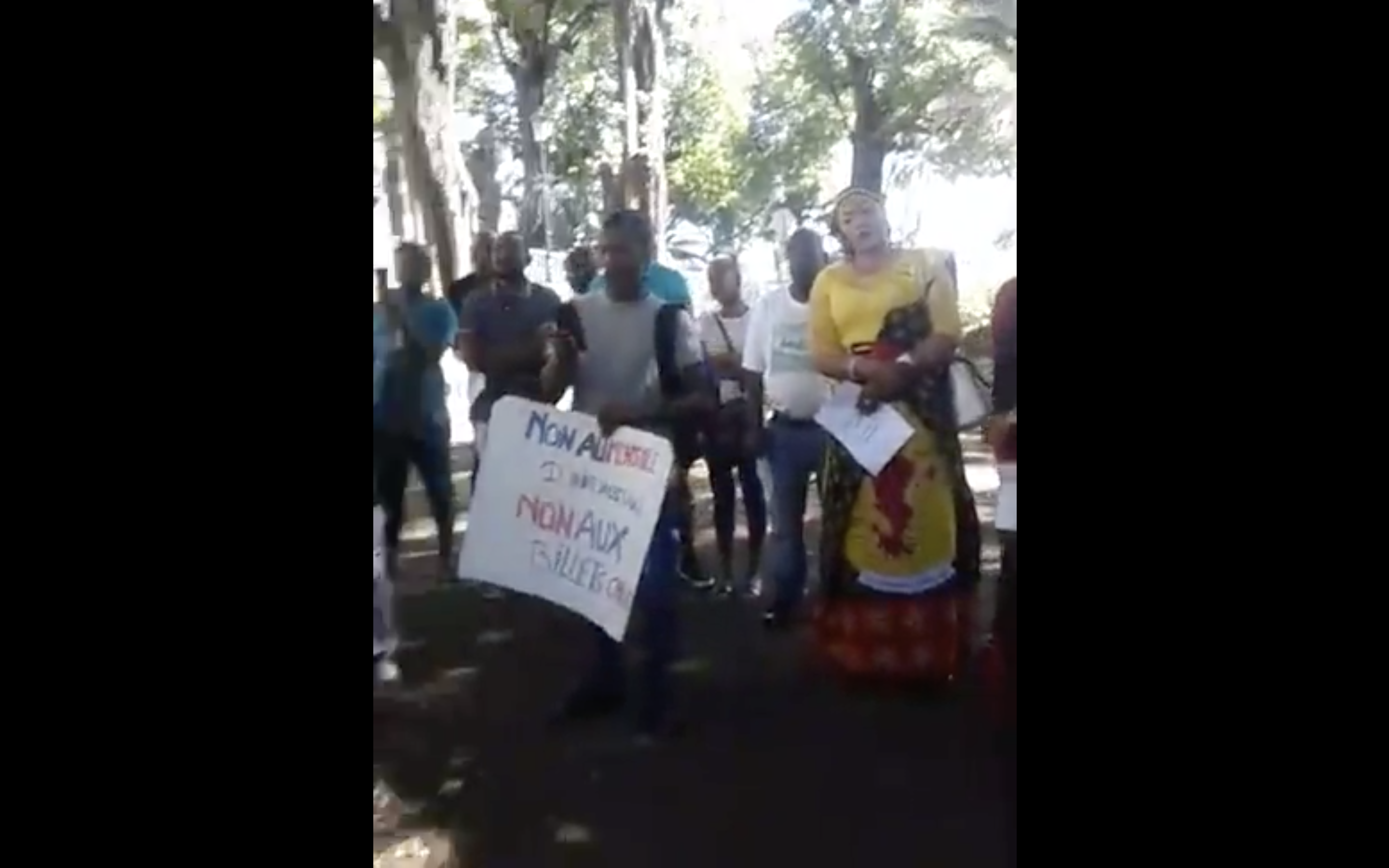 ? St-Denis: Manifestation contre les tarifs d’air austral à Mayotte