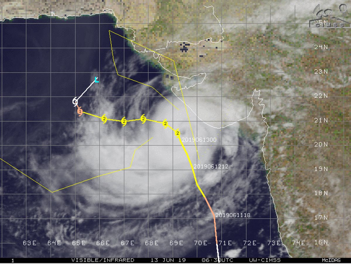 Le cyclone VAYU avec des rafales de 200km/h est traqué sur l'Océan Indien Nord