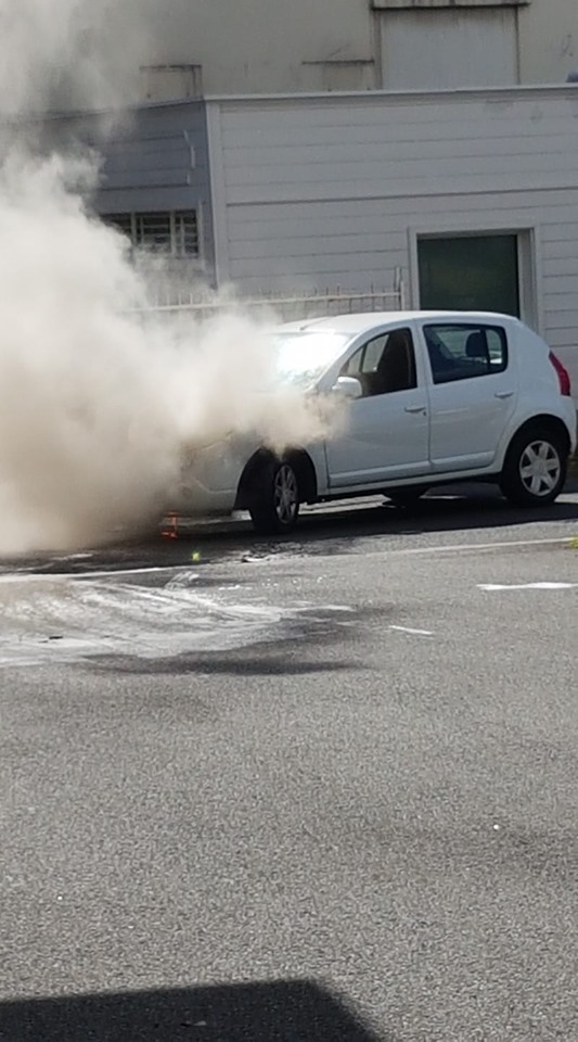 ? Chaudron: Une voiture en feu sur le parking du Jumbo Score