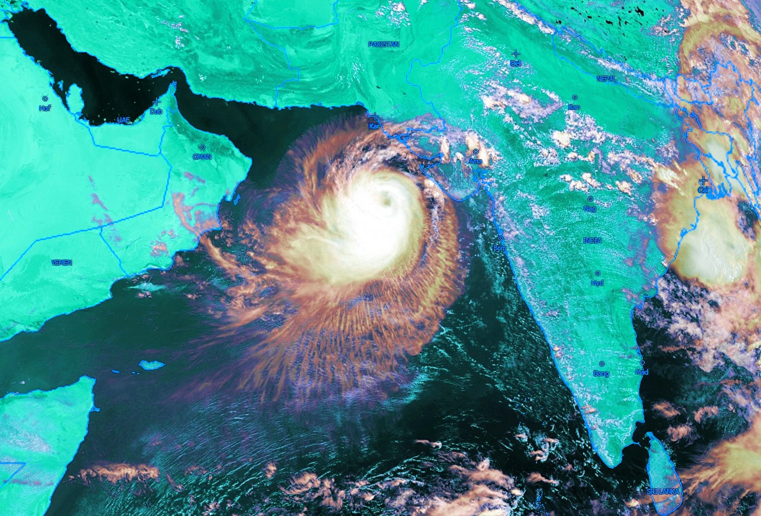 [Océan Indien] le cyclone VAYU a encore plutôt fière allure pour le moment