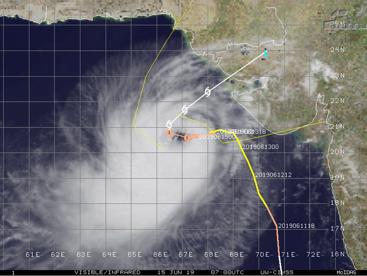 [Océan Indien] le cyclone VAYU a encore plutôt fière allure pour le moment