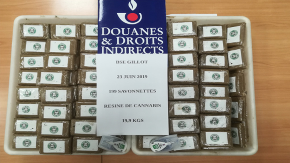 29,9 kg de résine de cannabis et 2676 cachets d’ecstasy saisis : La drogue était cachée dans des boîtes de café