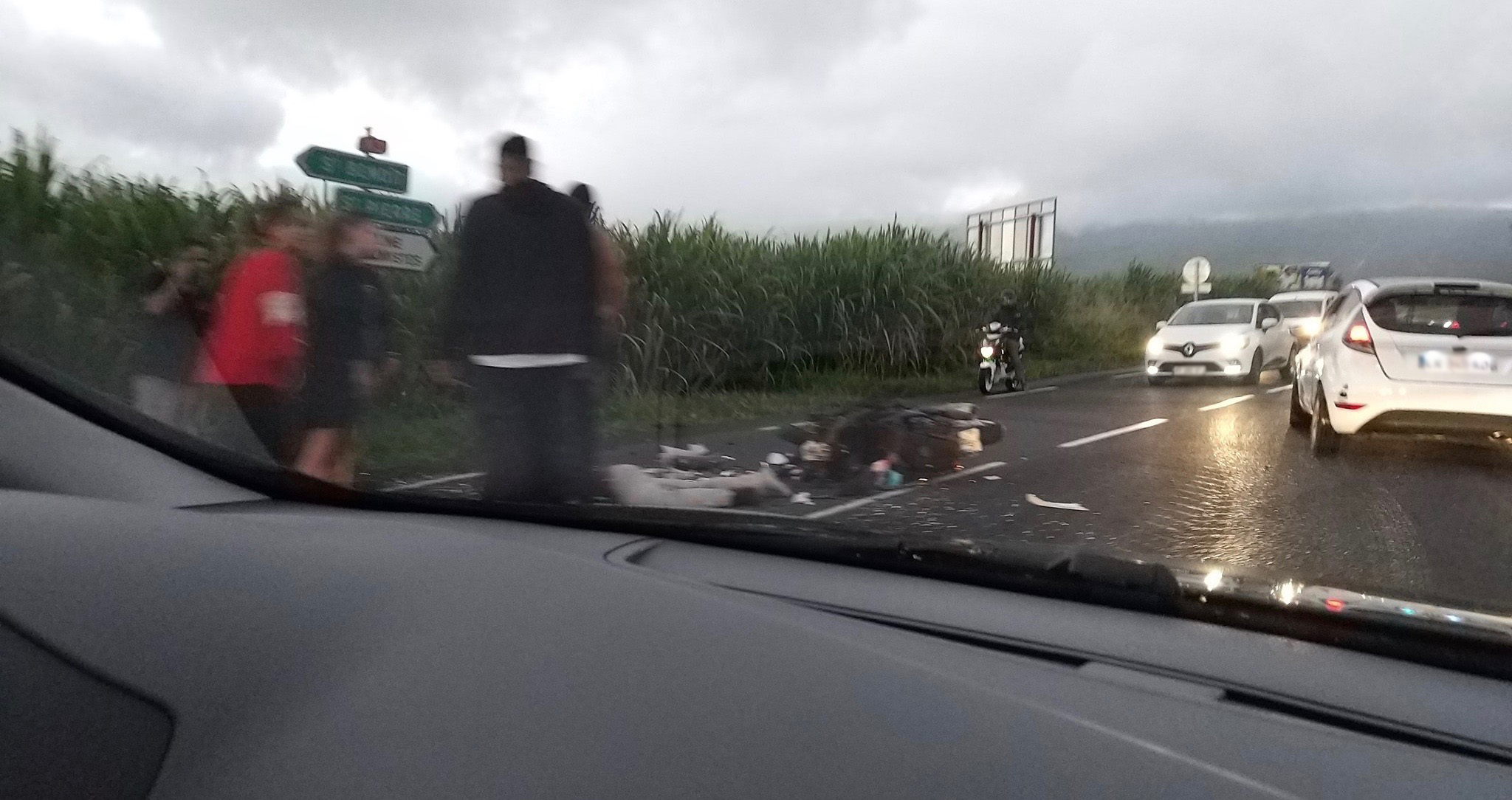 ?Un motard à terre après un choc frontal sur la route des Plaines