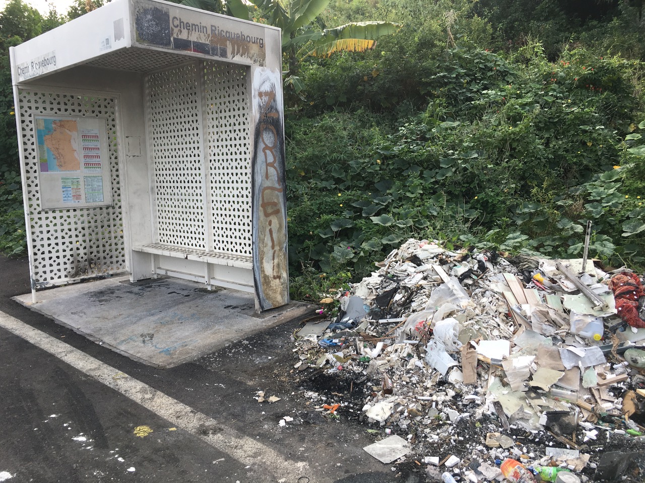 Saint-Leu : Un mois et demi après, les déchets sont toujours là