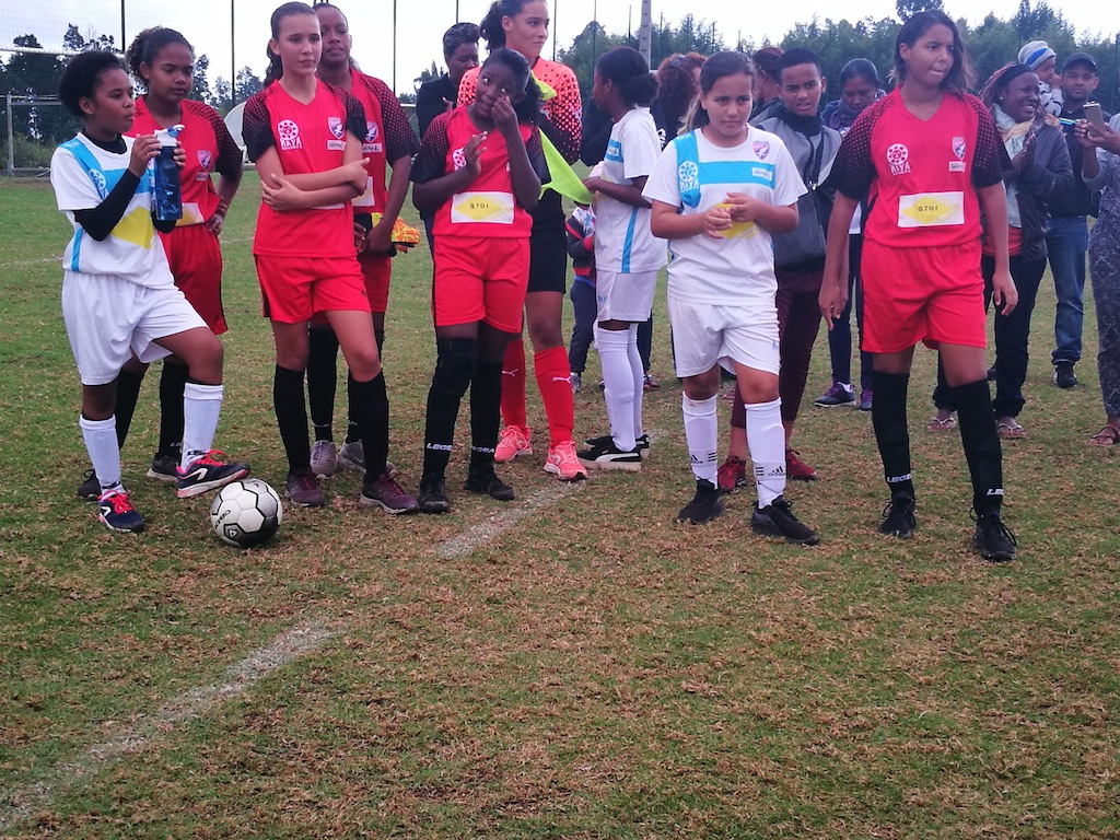 Rencontre féminine de football à Tan Rouge