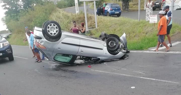 ?Piton Saint-Leu : Un véhicule sur le toit à Quatre-Robinets
