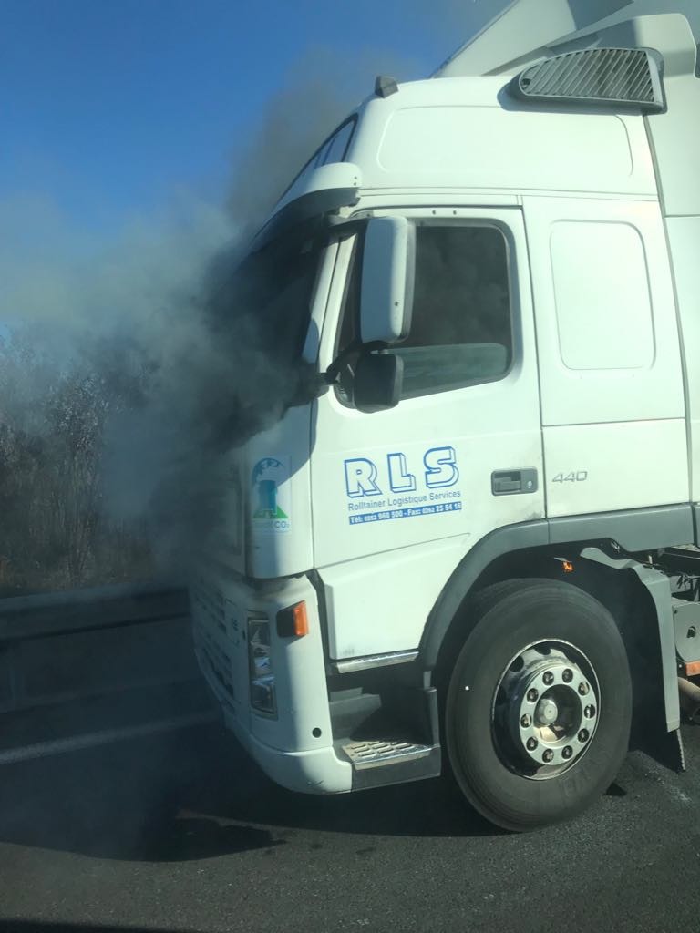 ? Un camion en feu sur la route des Tamarins