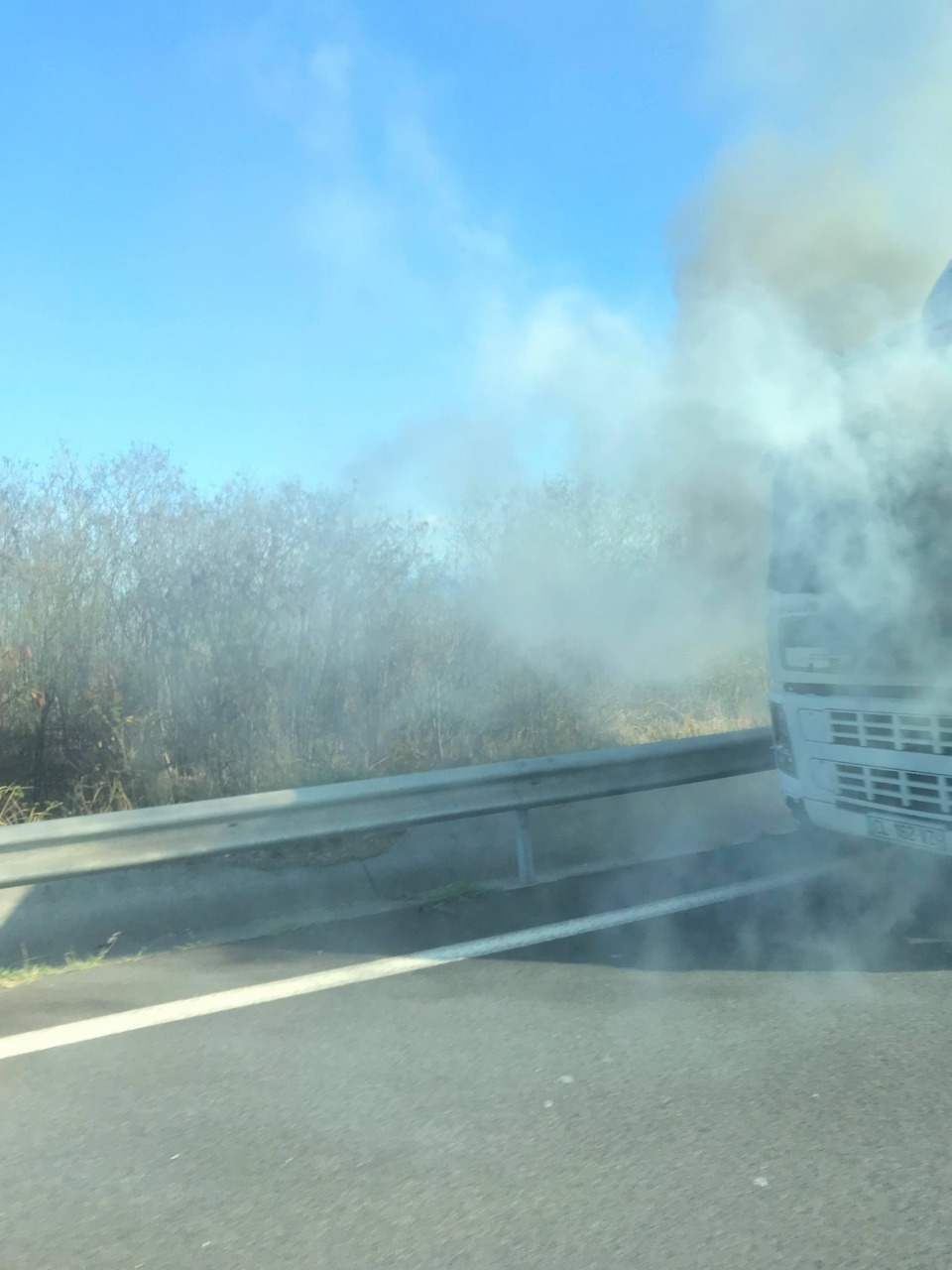 ? Un camion en feu sur la route des Tamarins