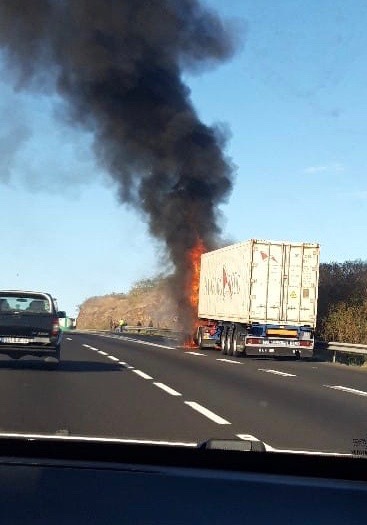 ? Un camion en feu sur la route des Tamarins