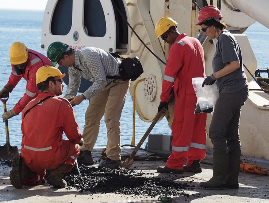 ? Mayotte : Des pierres du nouveau volcan prélevées par les scientifiques