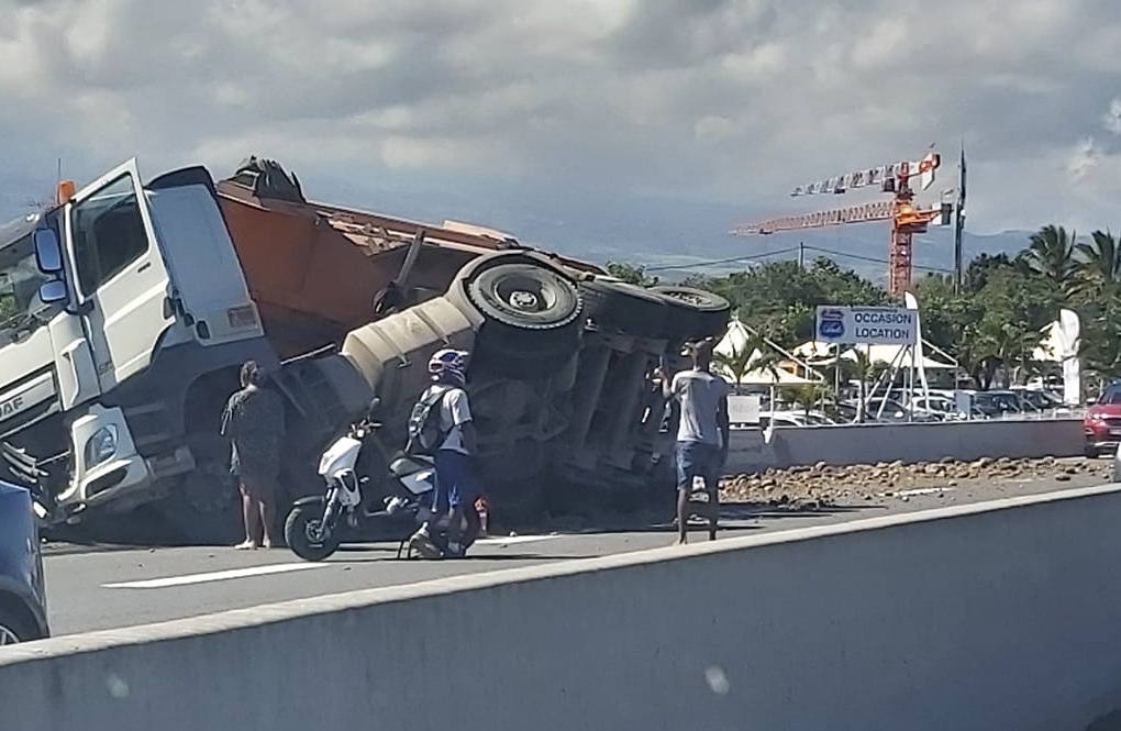 ? 4 voies de St-Pierre: Un accident et un camion sur le flanc créent d'importants embouteillages