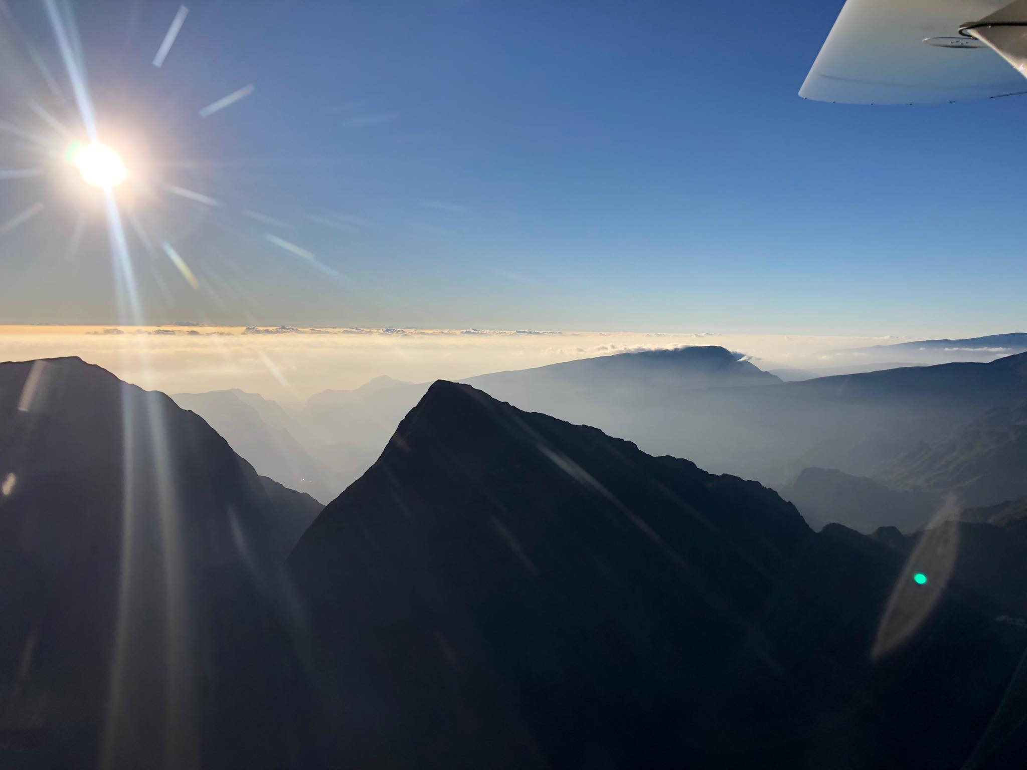 ? Le smog vu du ciel : La Réunion plongée dans une mer de brume