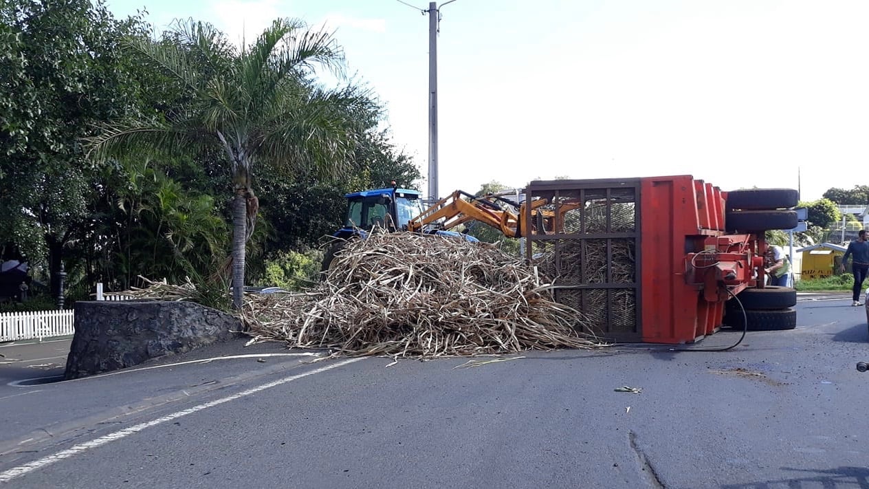 ? St-Pierre : Un tracteur rempli de cannes se renverse sur la route