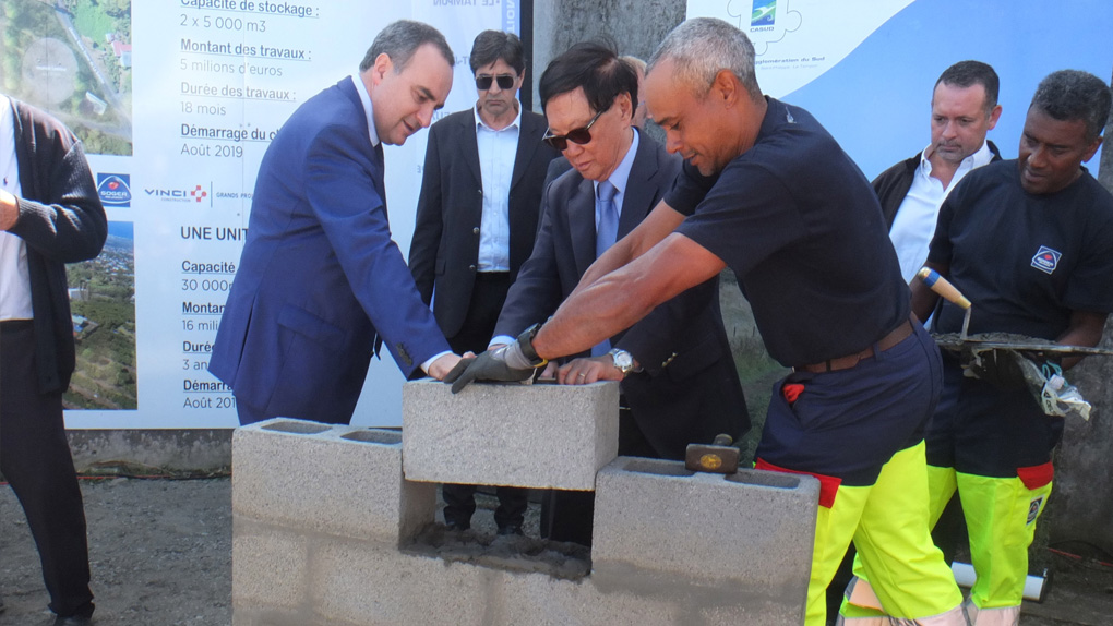 Pose de la 1ère pierre du complexe de production d’eau potable Leveneur