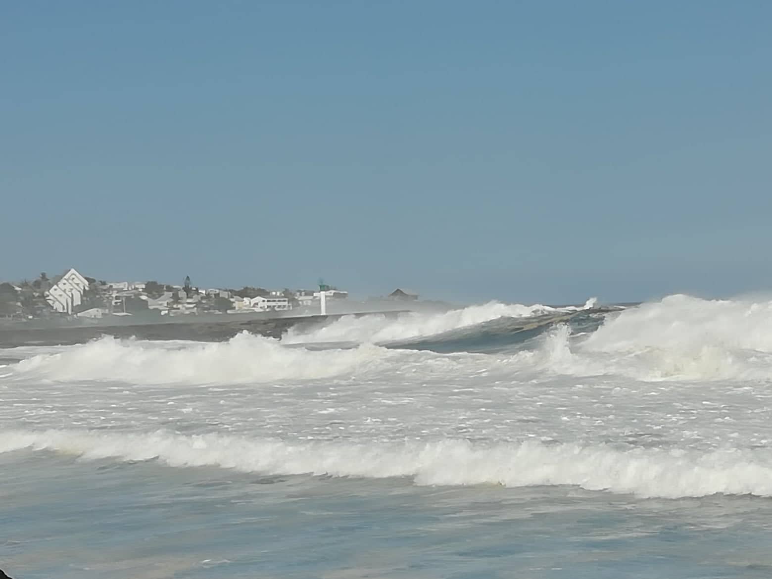 [VIDEO] les Roches Noires à 18h, la houle à son maximum cette nuit 