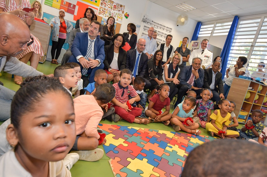 Retour en images sur la visite de Jean-Michel Blanquer dans une école maternelle de St-Denis
