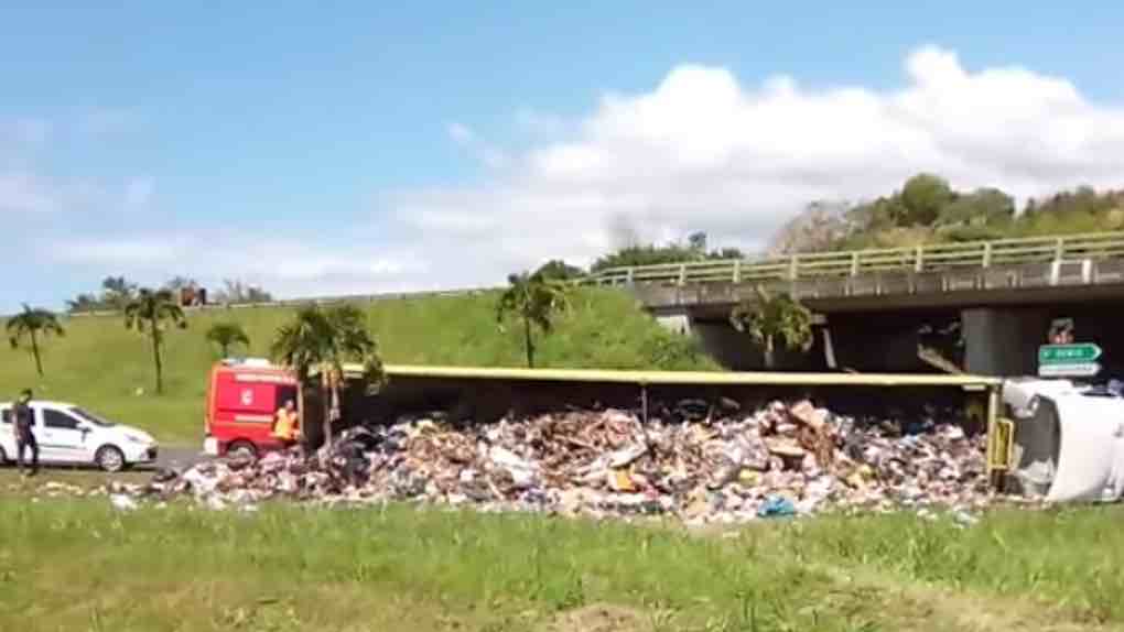 ? Ste-Suzanne: Un poids lourd rempli de déchets couché sur le flanc