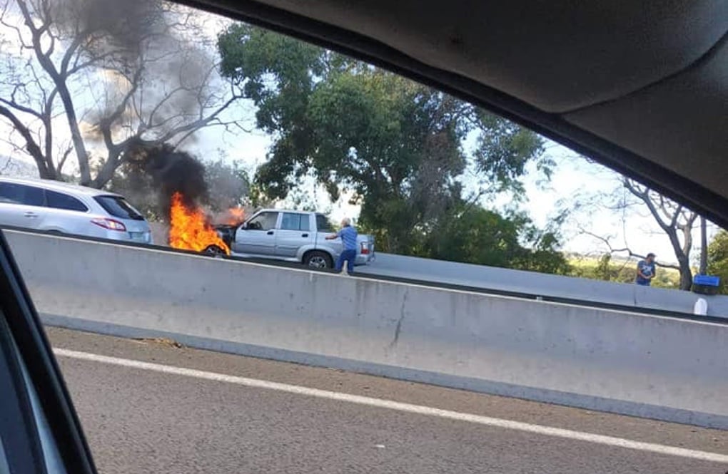 Un 4x4 en feu sur la quatre-voies du Tampon