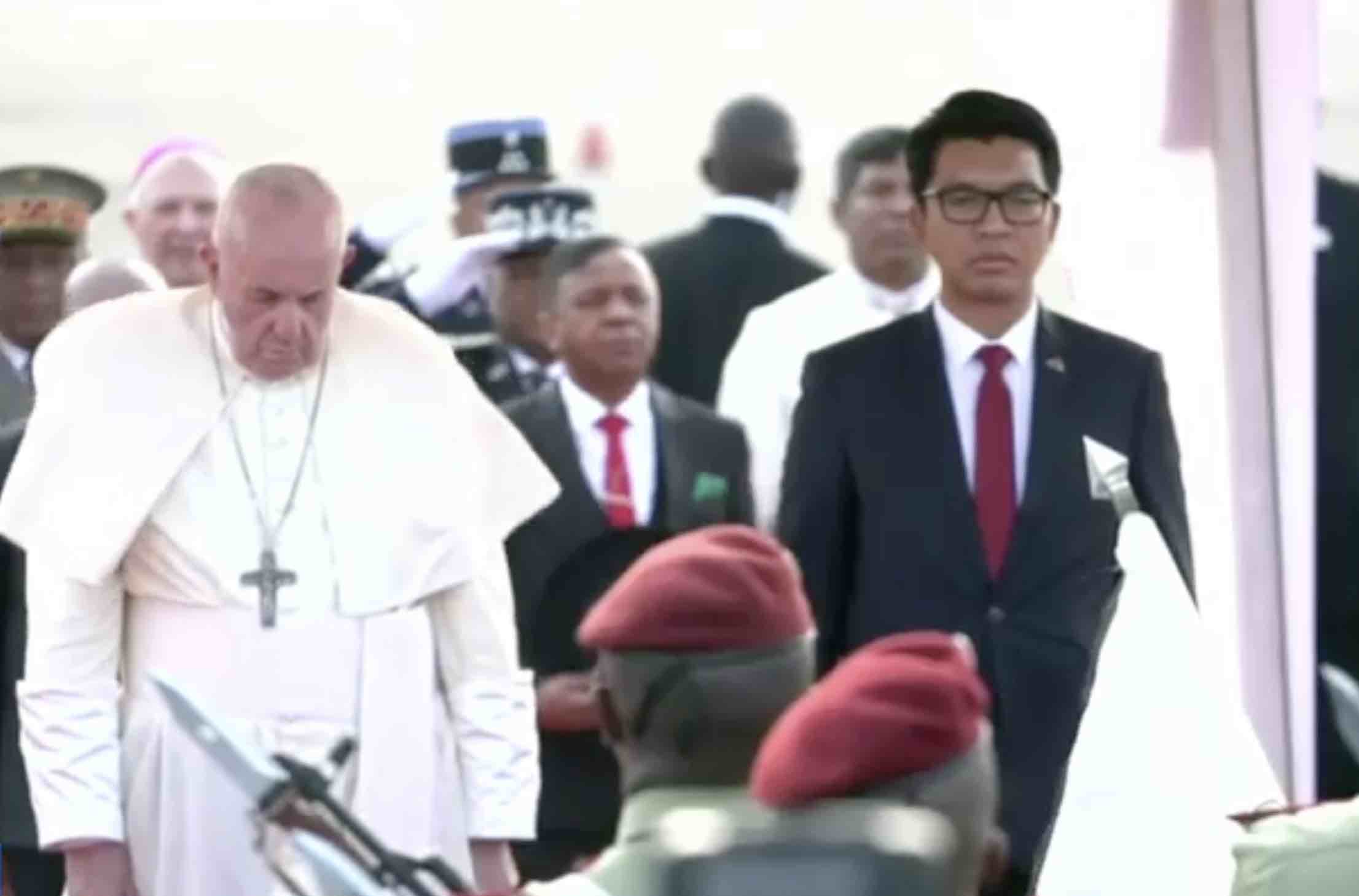 ? La foule malgache attend le Pape pour la messe