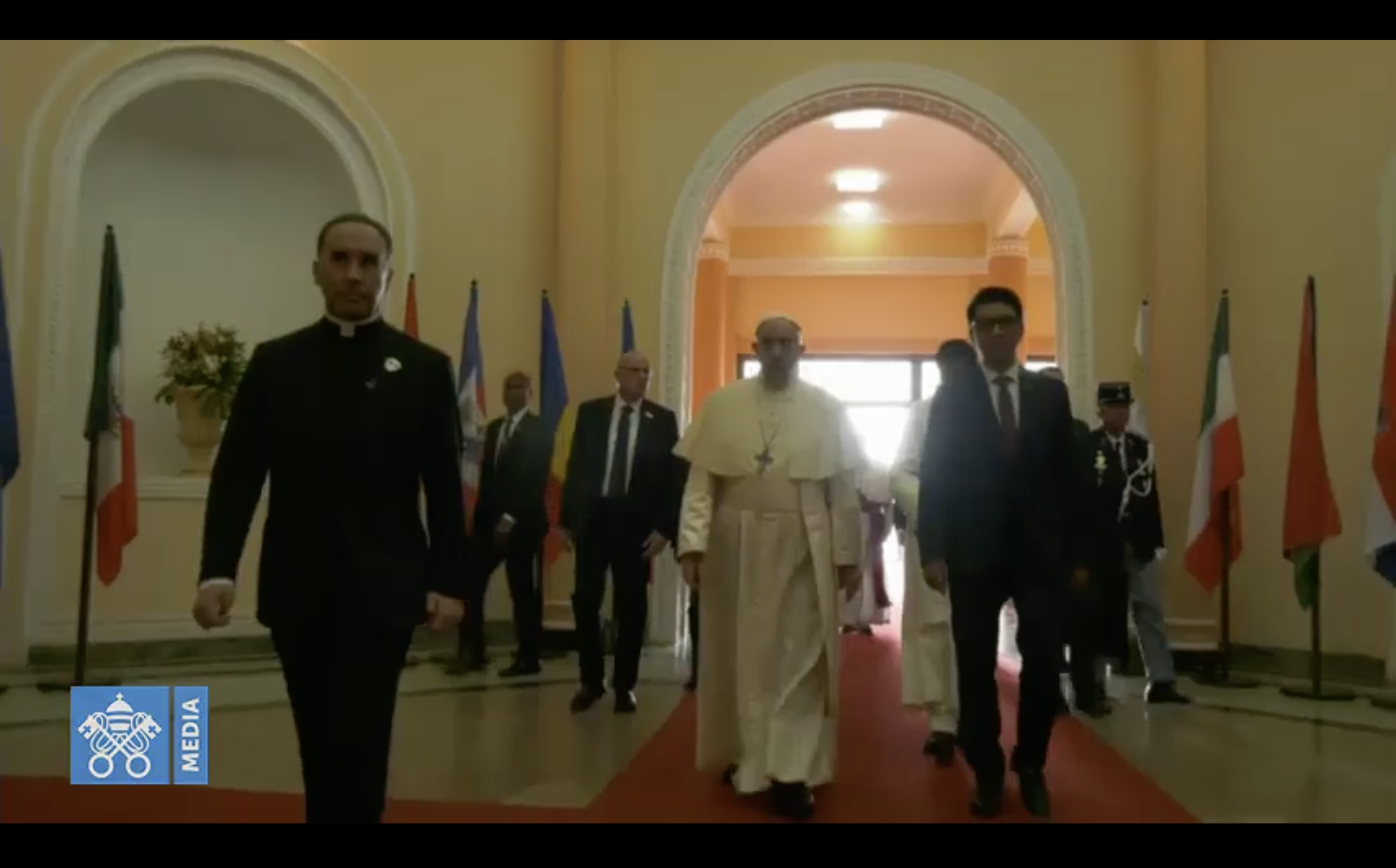 ? La foule malgache attend le Pape pour la messe