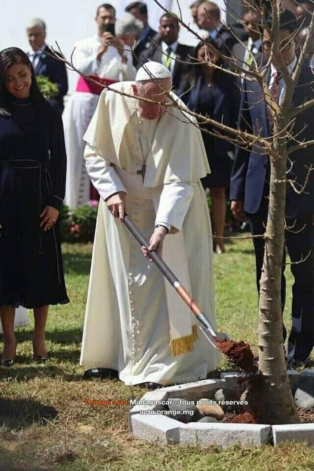 ? La foule malgache attend le Pape pour la messe
