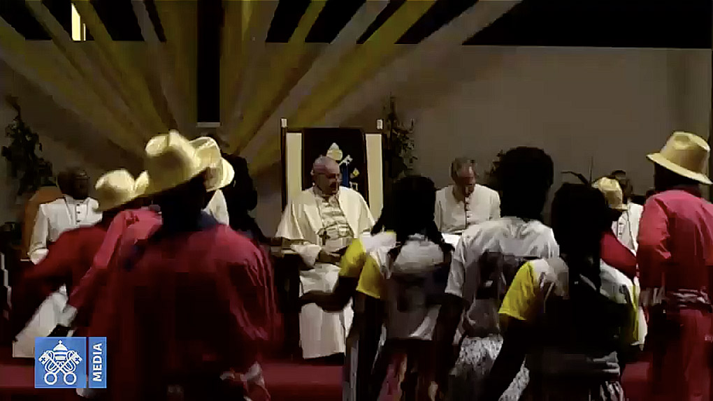 ? La foule malgache attend le Pape pour la messe
