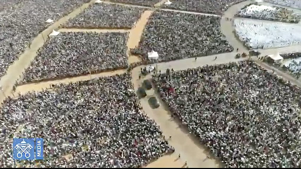 ? La foule malgache attend le Pape pour la messe
