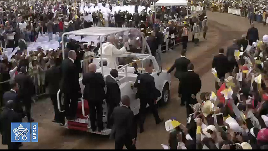 ? La foule malgache attend le Pape pour la messe