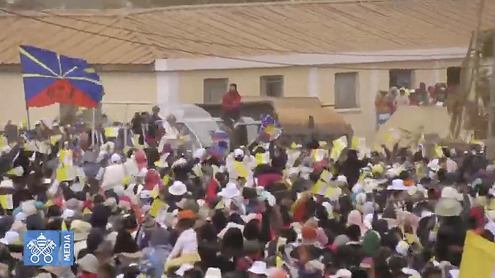? La foule malgache attend le Pape pour la messe