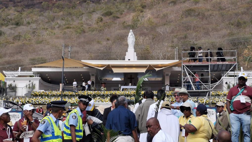 ?? Maurice: Les fidèles se déplacent en masse vers Port-Louis pour la messe du Pape
