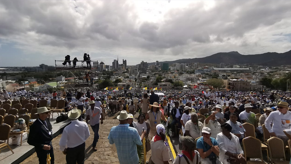 ?? Maurice: Les fidèles se déplacent en masse vers Port-Louis pour la messe du Pape