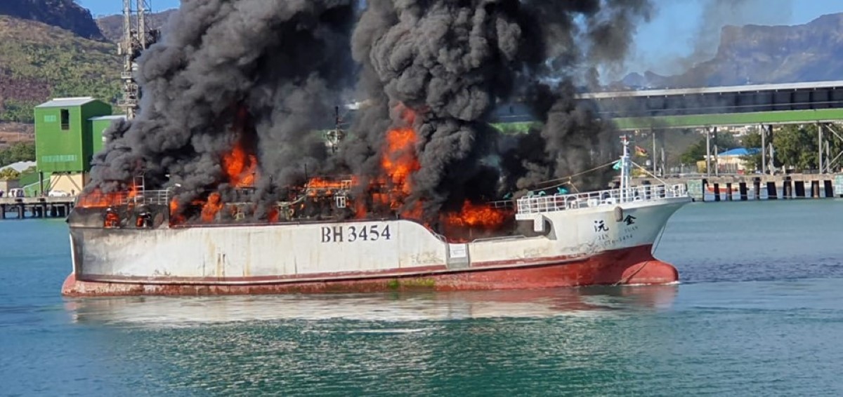 ? Maurice : Un navire au Quay 2 à Port-Louis est en feu