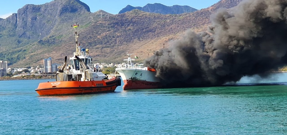 ? Maurice : Un navire au Quay 2 à Port-Louis est en feu