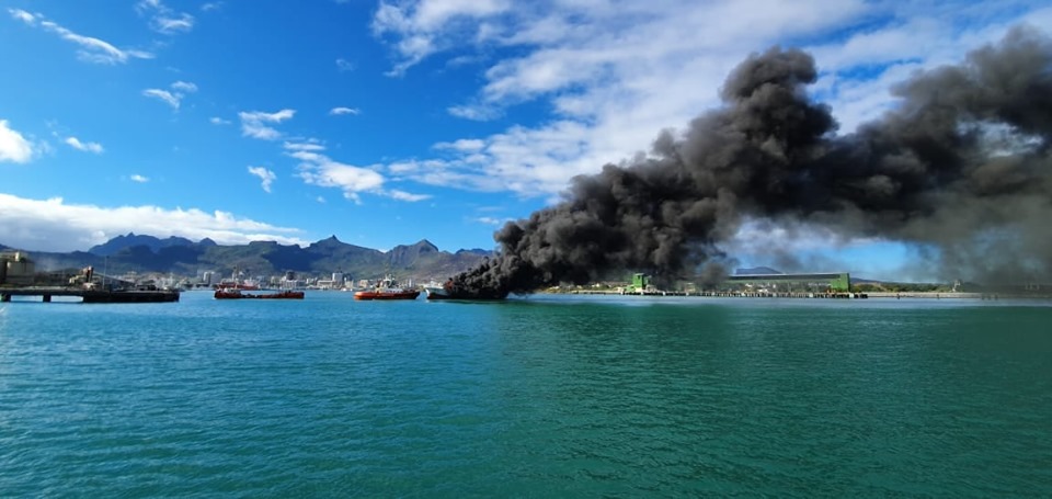 ? Maurice : Un navire au Quay 2 à Port-Louis est en feu