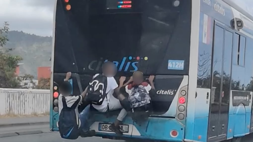 Une scène hallucinante d'adolescents accrochés derrière un bus Citalis
