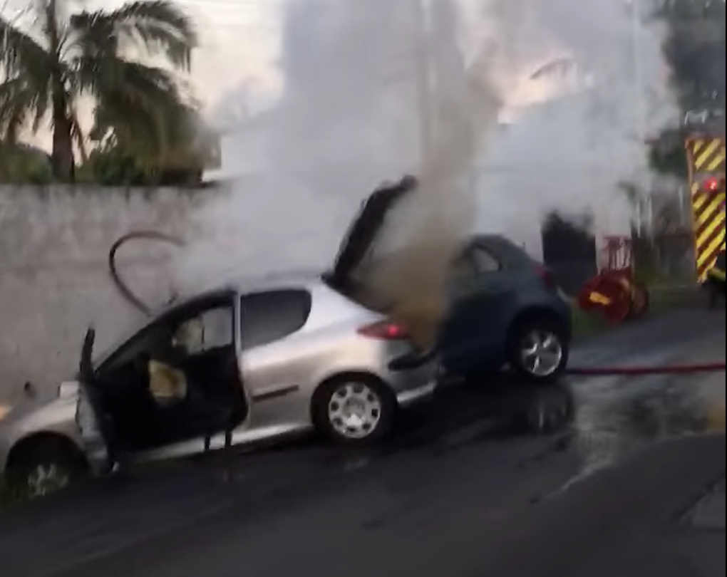 Saint-Anne: Deux voitures en feu suite à un accident chemin Morange
