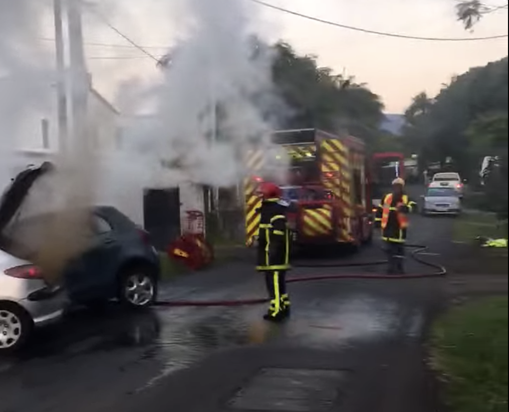 Saint-Anne: Deux voitures en feu suite à un accident chemin Morange