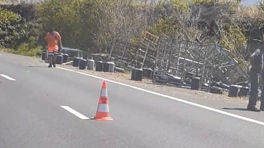 Saint-Pierre : Un camion perd son chargement de bouteilles de gaz sur la 4 voies
