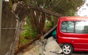 Giovanna : 8 voitures endommagées par la chute d'un mur à Saint-Denis.
