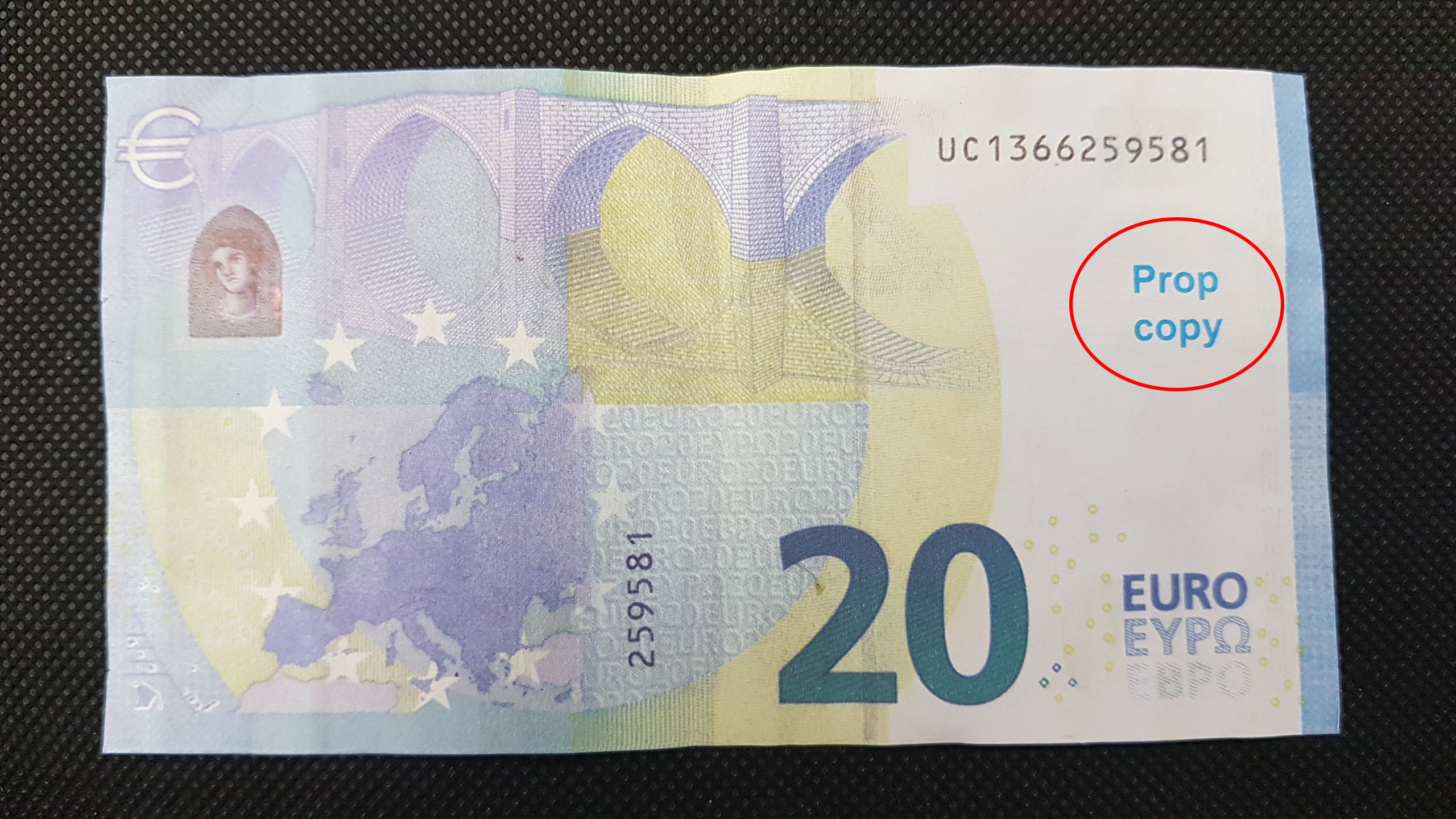 Nous avons acheté un faux billet de 20 euros sur internet