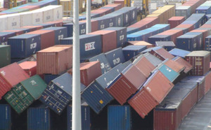 Le vent chavire des containers sur le quai du Port