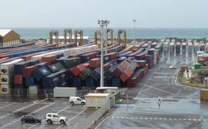Le vent chavire des containers sur le quai du Port