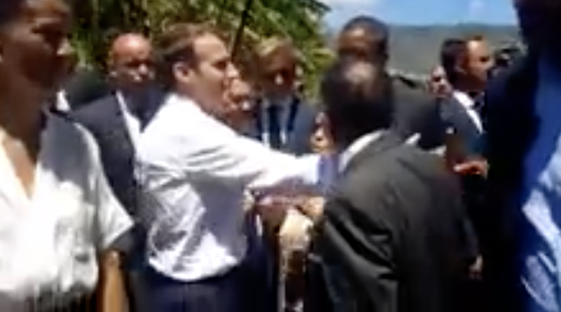 ?? Changement de programme, Emmanuel Macron aux Camélias, échange musclé avec des jeunes