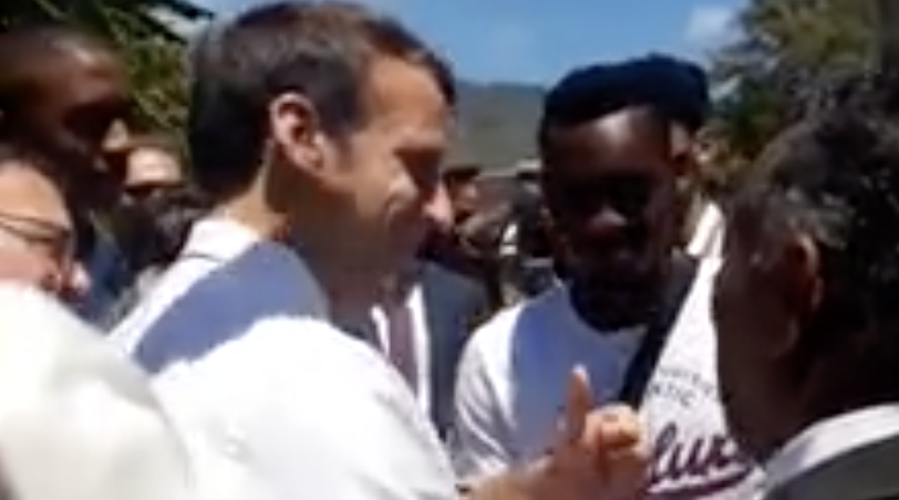 ?? Changement de programme, Emmanuel Macron aux Camélias, échange musclé avec des jeunes