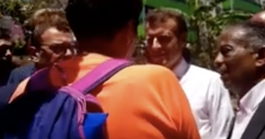 ?? Changement de programme, Emmanuel Macron aux Camélias, échange musclé avec des jeunes