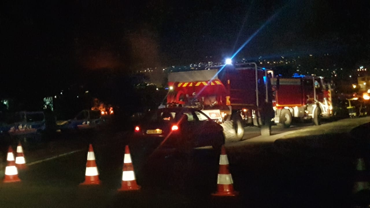 Vives tensions à la Rivière des Galets, des véhicules incendiés dans la concession Peugeot