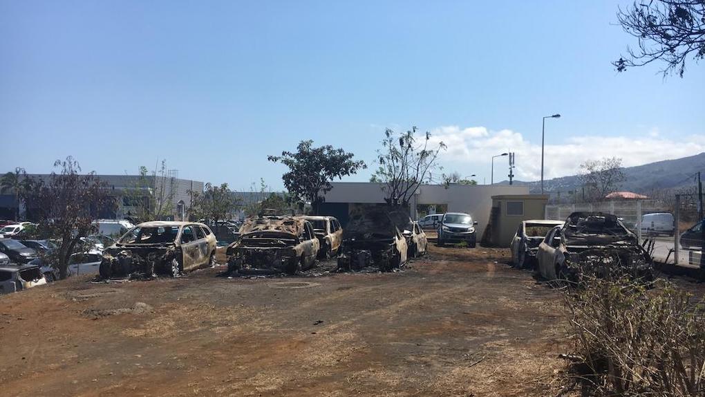 ? Une vingtaine de véhicules carbonisés à la concession Peugeot du Port