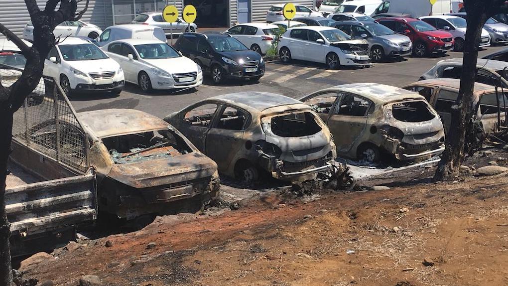 ? Une vingtaine de véhicules carbonisés à la concession Peugeot du Port