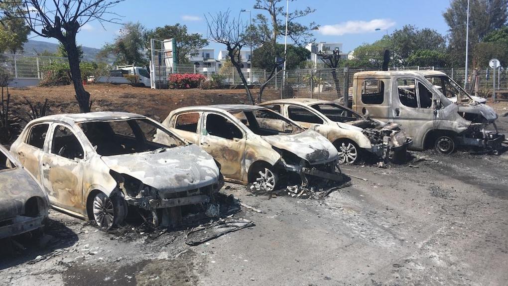 ? Une vingtaine de véhicules carbonisés à la concession Peugeot du Port