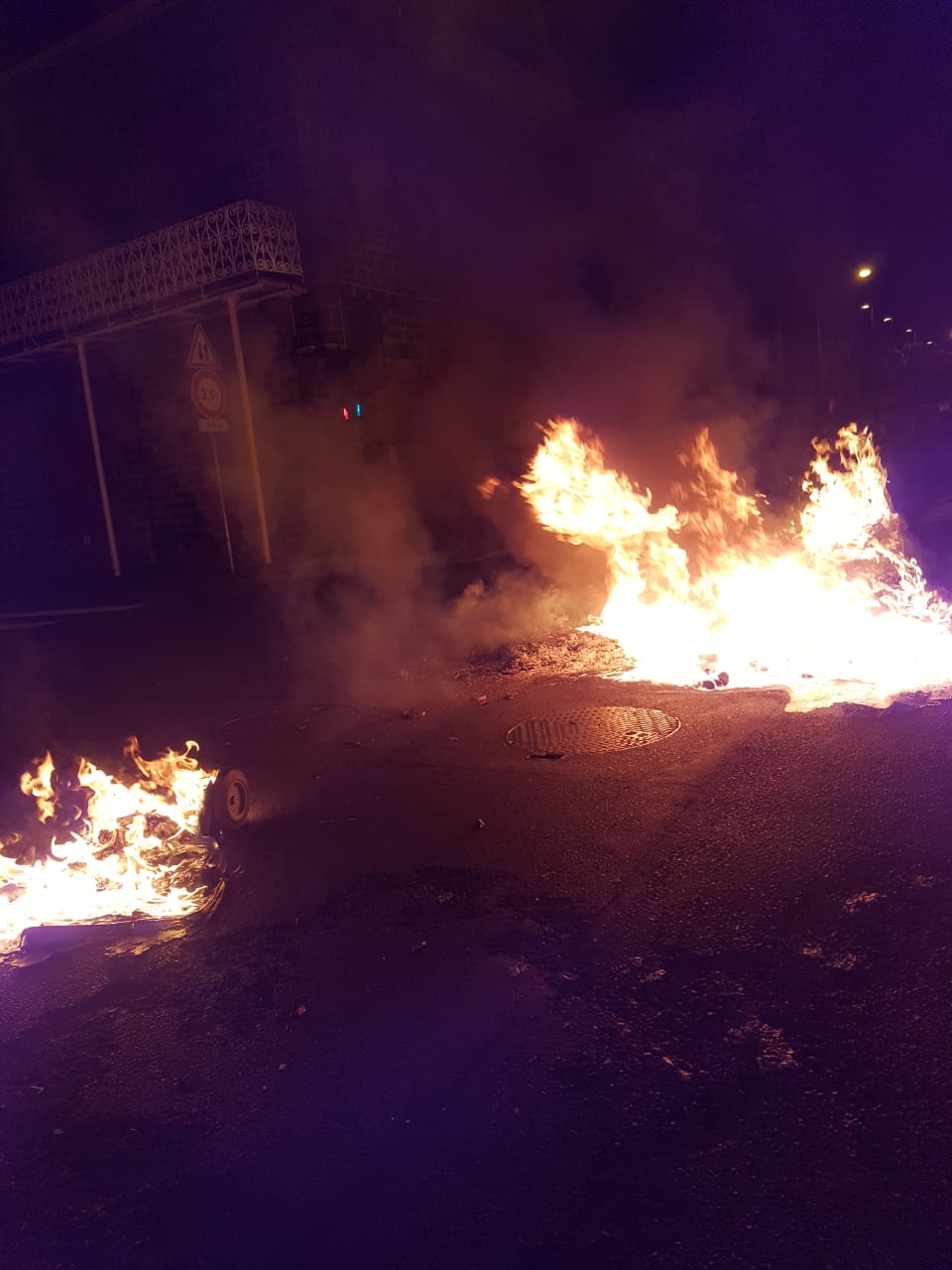 ? Un feu de poubelles allumé dans le quartier du Bas de la Rivière